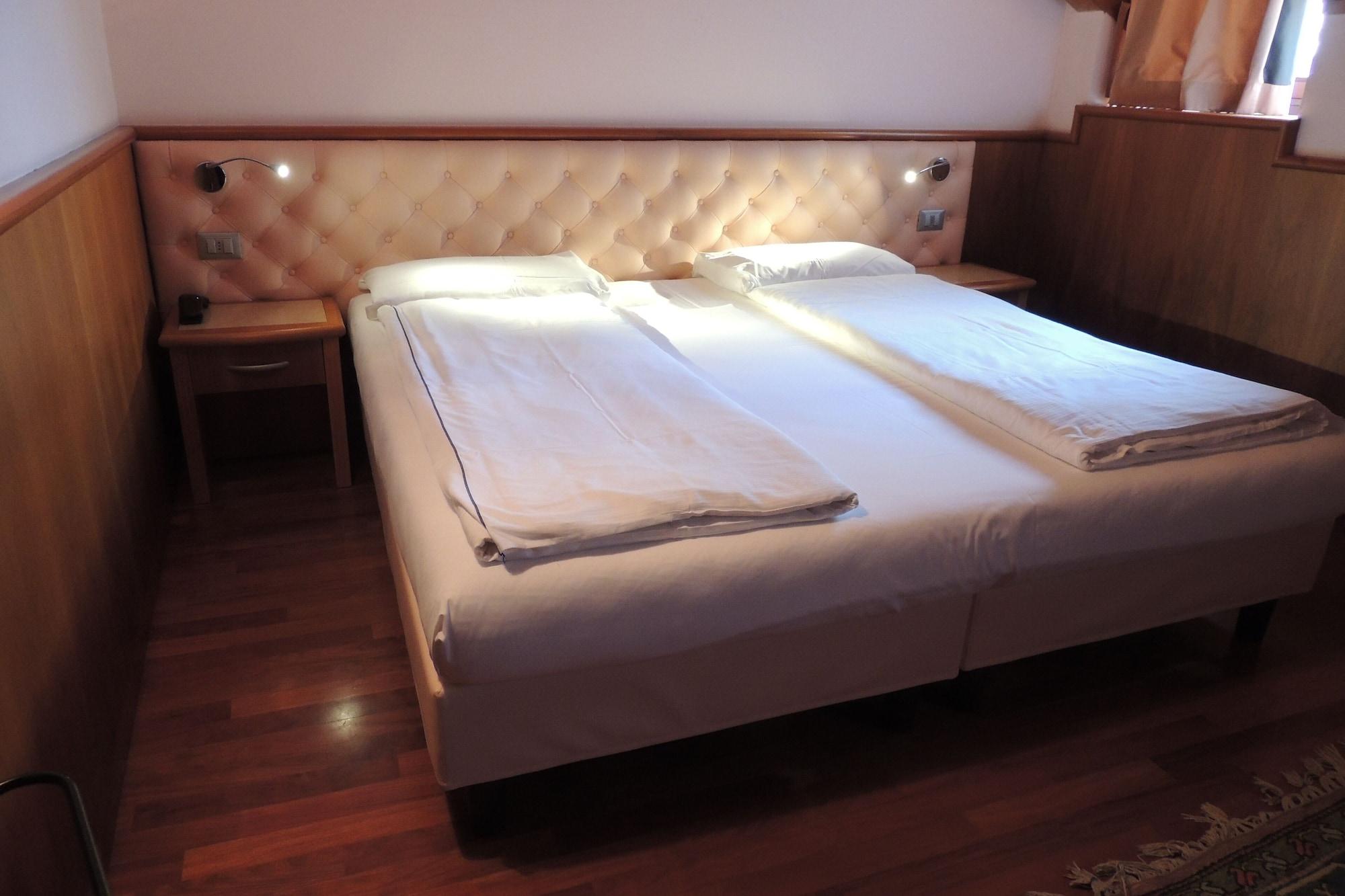 Grand Hotel Astoria ลาวาโรเน ภายนอก รูปภาพ