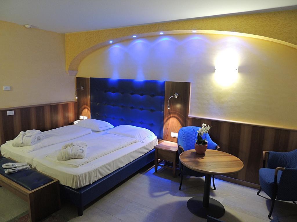 Grand Hotel Astoria ลาวาโรเน ภายนอก รูปภาพ