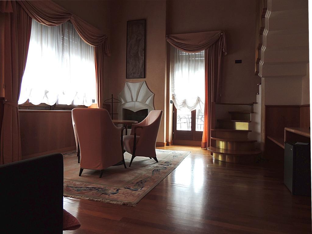 Grand Hotel Astoria ลาวาโรเน ภายนอก รูปภาพ