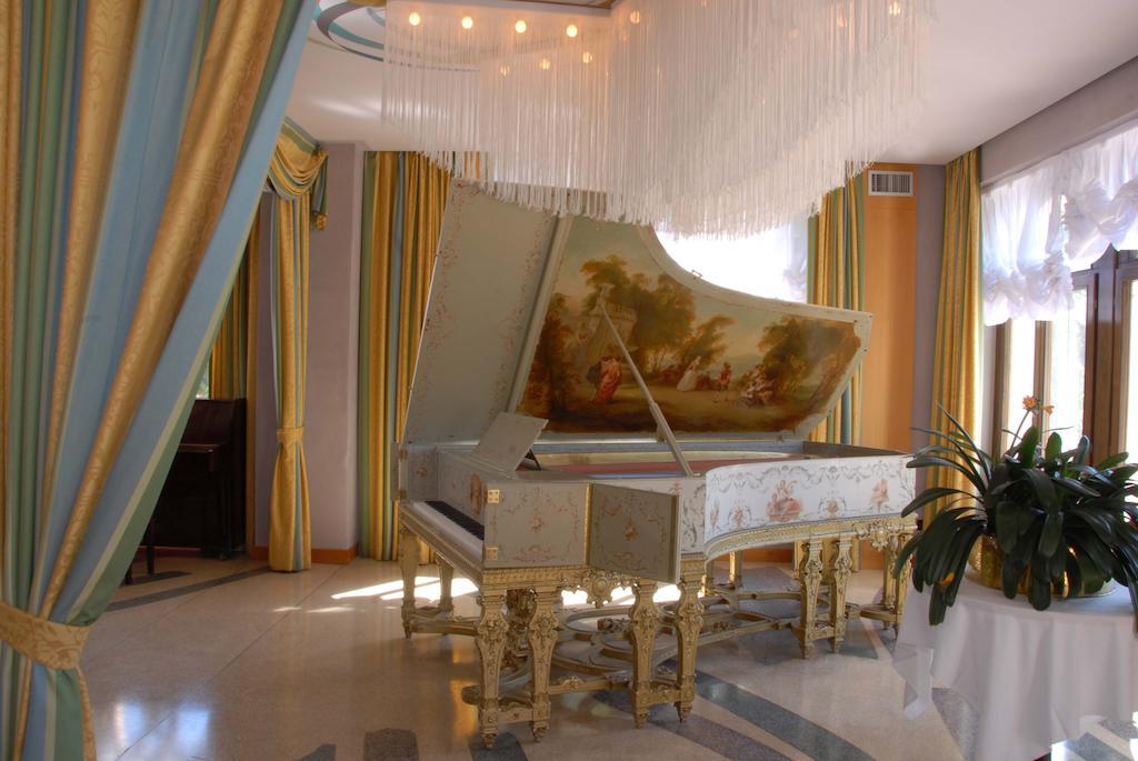 Grand Hotel Astoria ลาวาโรเน ภายนอก รูปภาพ
