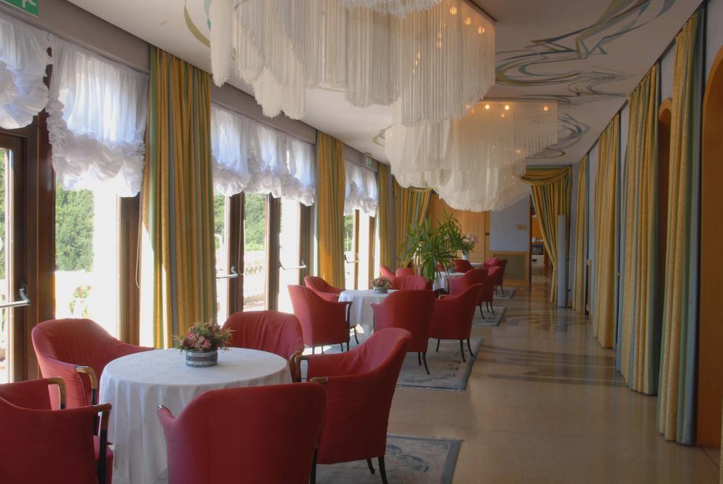 Grand Hotel Astoria ลาวาโรเน ภายนอก รูปภาพ