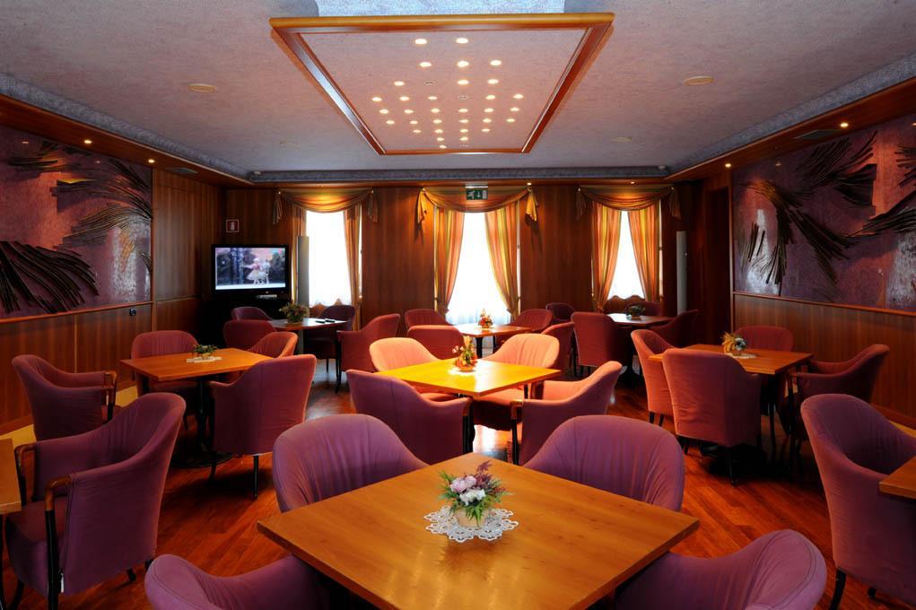 Grand Hotel Astoria ลาวาโรเน ภายนอก รูปภาพ